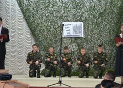 Юнаки у військовій формі з лампадками в пам’ять про загиблих